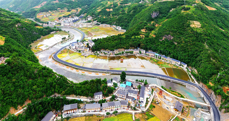 圖為鄖西縣關防鄉(xiāng)沙溝村“產業(yè)路”穿村而過。?徐軍攝