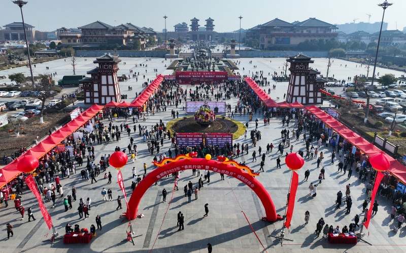 棗陽市2023年“春風行動”舉行。鐘華攝