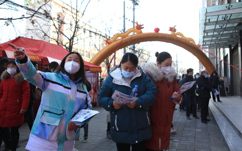 求職者在招聘會上尋找合適的工作。 郭振興攝