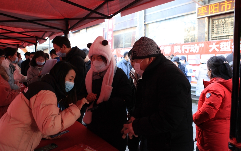 求職者在招聘會上尋找合適的工作。 郭振興攝