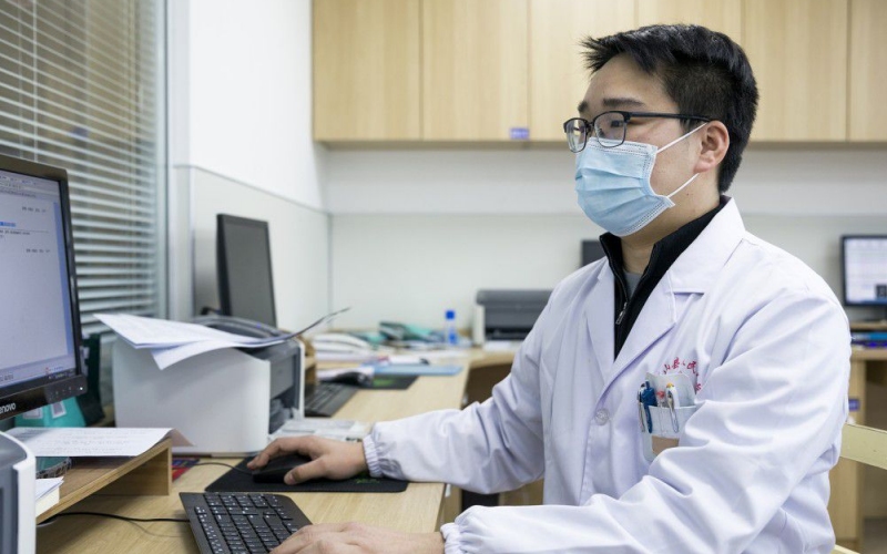 朱曉天在寫(xiě)病歷