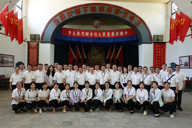 組織黨員干部到革命圣地延安開展輪訓(xùn)。 十堰市煙草專賣局供圖