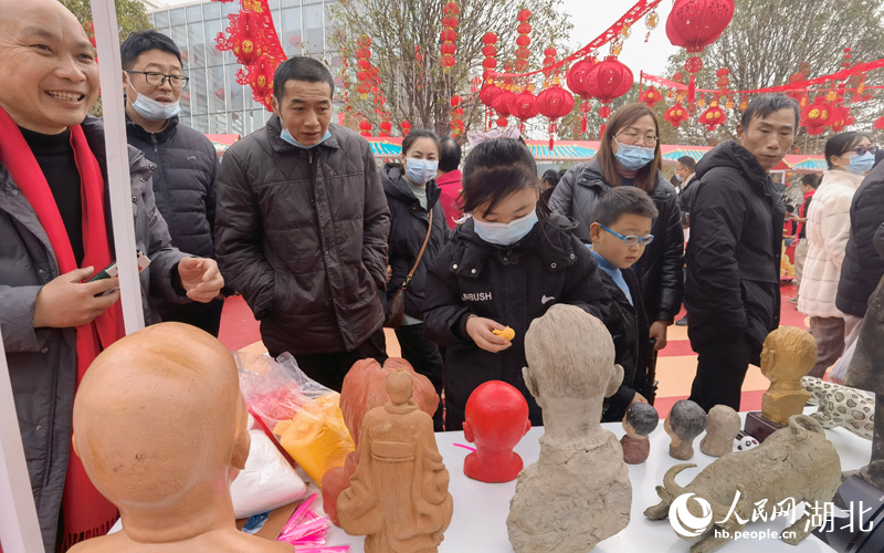 兒童體驗粘泥人。人民網(wǎng) 周雯攝