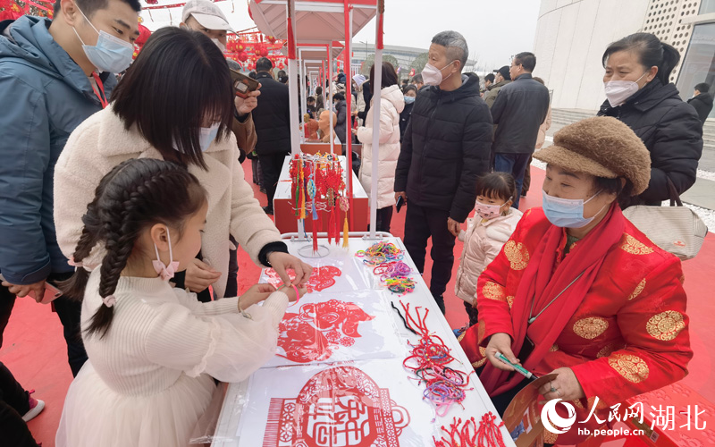 兒童體驗剪紙。人民網(wǎng) 周雯攝