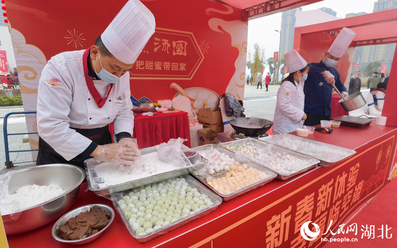 現(xiàn)做現(xiàn)煮的湯圓熱氣騰騰，受到市民追捧。人民網(wǎng) 周雯攝
