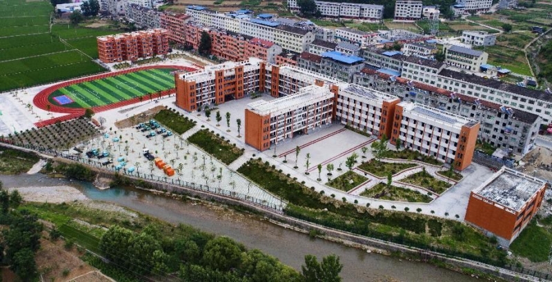 鄖西縣關(guān)防鄉(xiāng)九年一貫制學(xué)校航拍。徐軍攝