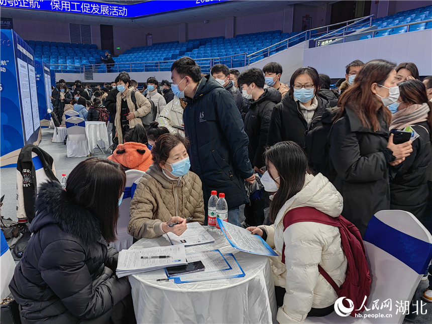 為助力一季度“開門紅”，全力服務保障重點企業(yè)用工，專場招聘會吸引大量求職者。人民網 郭婷婷攝