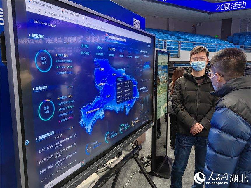 重點(diǎn)群體精準(zhǔn)服務(wù)信息平臺(tái)，可實(shí)時(shí)監(jiān)控各大項(xiàng)目缺工情況，有針對(duì)性地向其推薦用工信息。人民網(wǎng) 郭婷婷攝