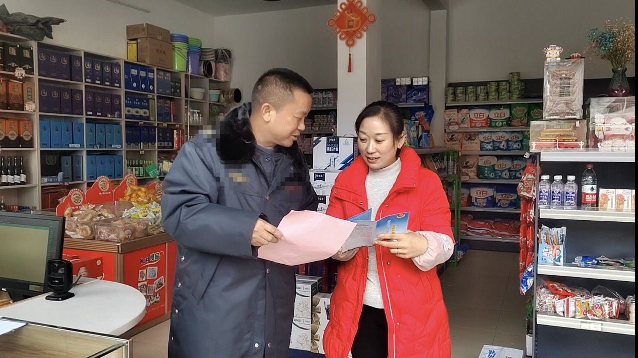 長(zhǎng)陽縣局專賣管理人員上門開展普法宣傳教育。