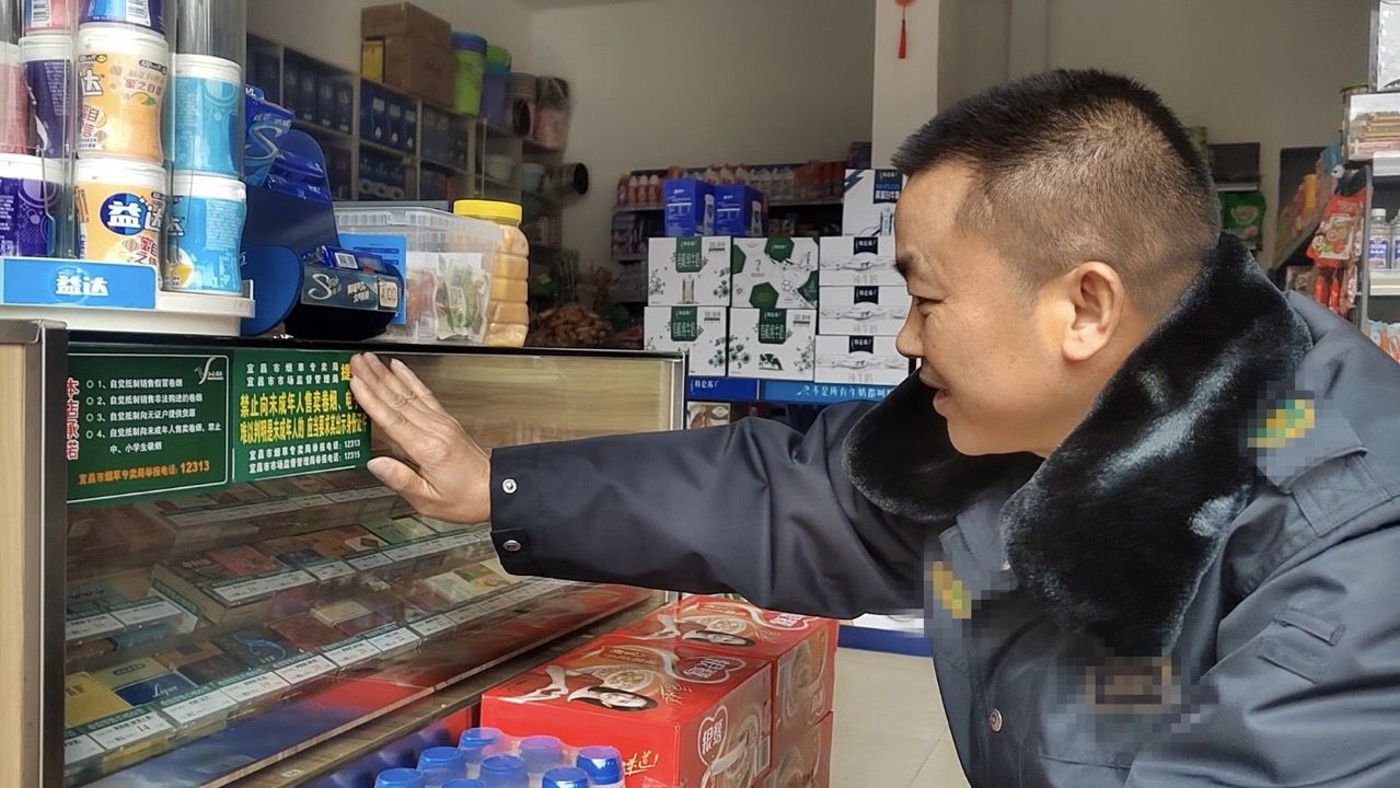 長(zhǎng)陽縣局專賣管理人員上門開展普法宣傳教育。