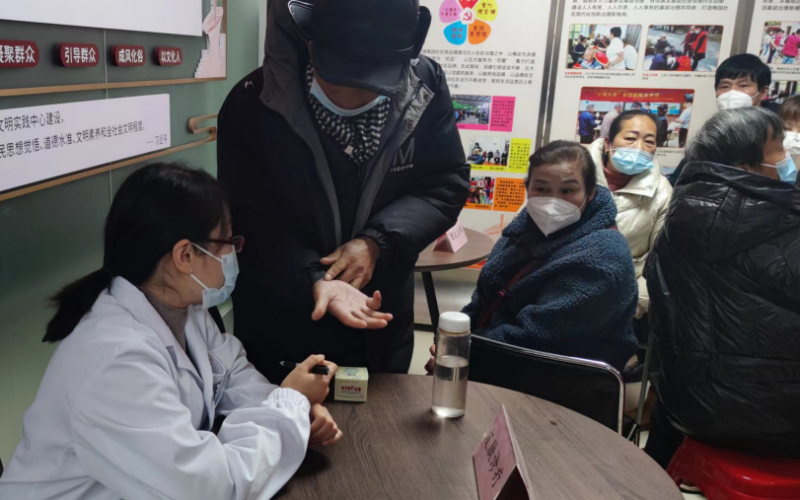 武漢市皮膚病防治院醫(yī)生為居民解答皮膚問題。劉丹丹攝