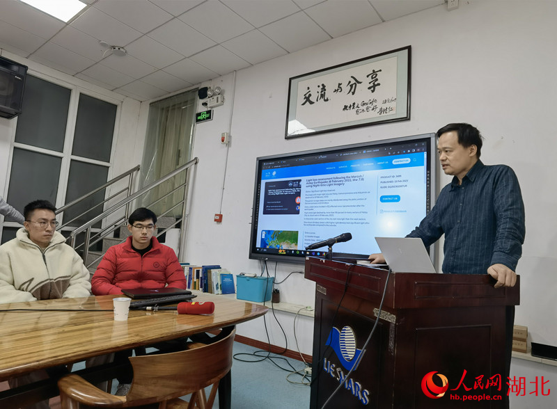 李熙和其團(tuán)隊(duì)部分成員介紹評(píng)估報(bào)告內(nèi)容。人民網(wǎng) 周雯攝