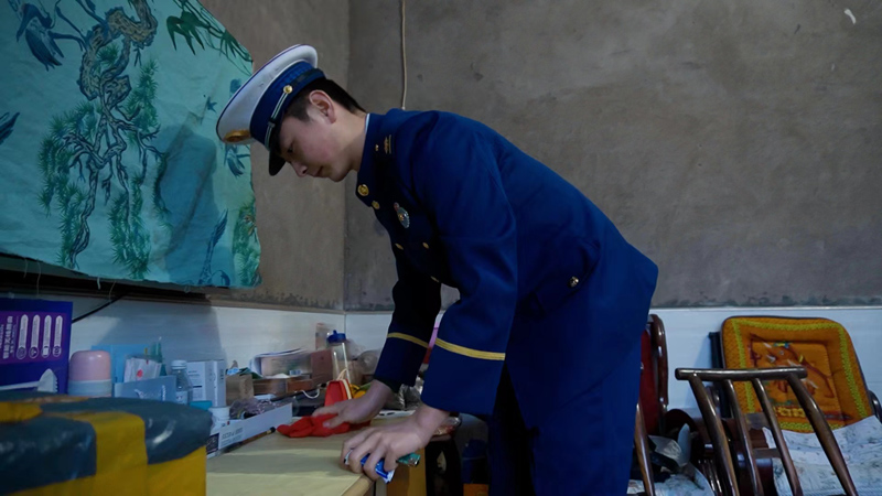 消防員幫著“爸媽”干家務。屈鵬攝