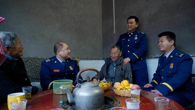 “兒子”和“爸媽”圍坐在一起拉家常。屈鵬攝