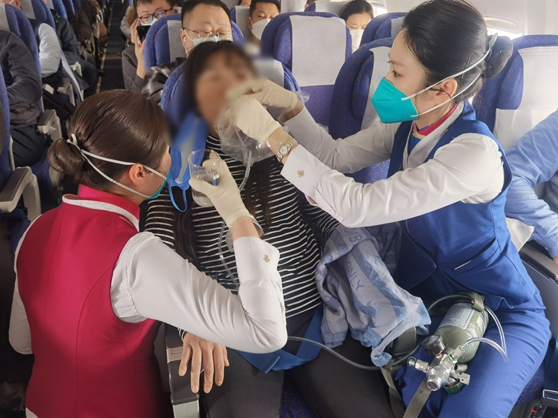乘務(wù)組救助發(fā)病旅客。南航湖北分公司供圖