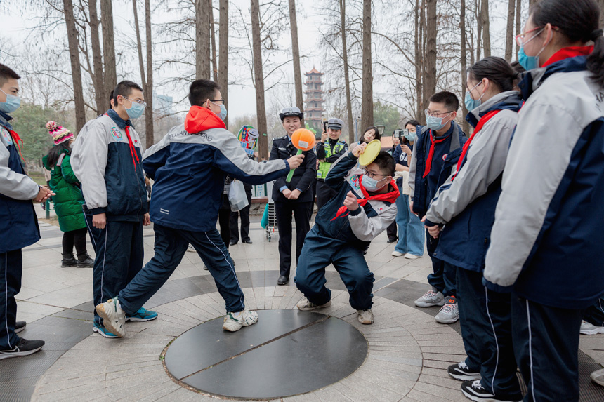湖北武漢:戶外交通課讓學生們邊玩邊學