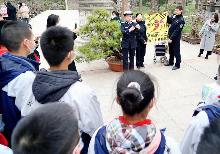 湖北武漢:戶外交通課讓學生們邊玩邊學