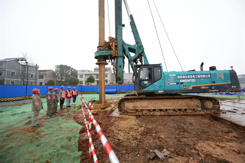 湖北特高壓工程打響復(fù)工第一槍。鄒小民攝