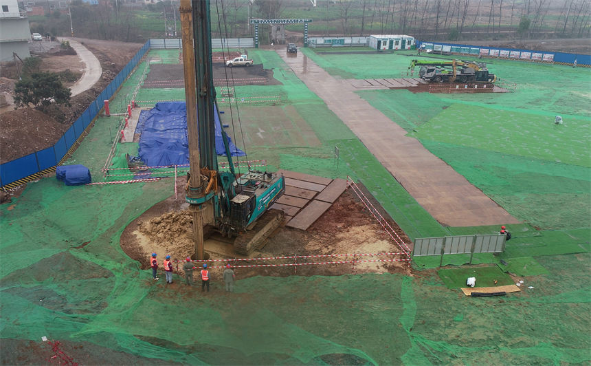 湖北特高壓工程打響復(fù)工第一槍。鄒小民攝