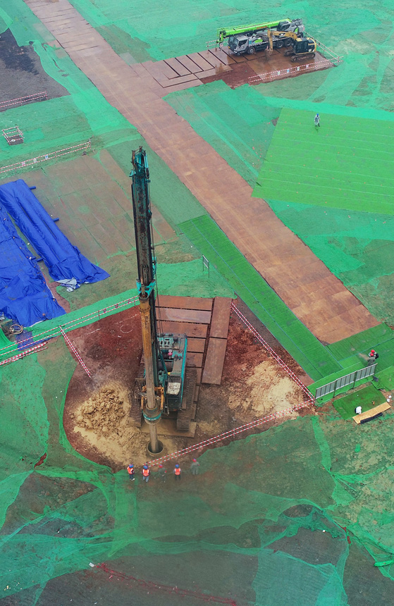 湖北特高壓工程打響復(fù)工第一槍。鄒小民攝