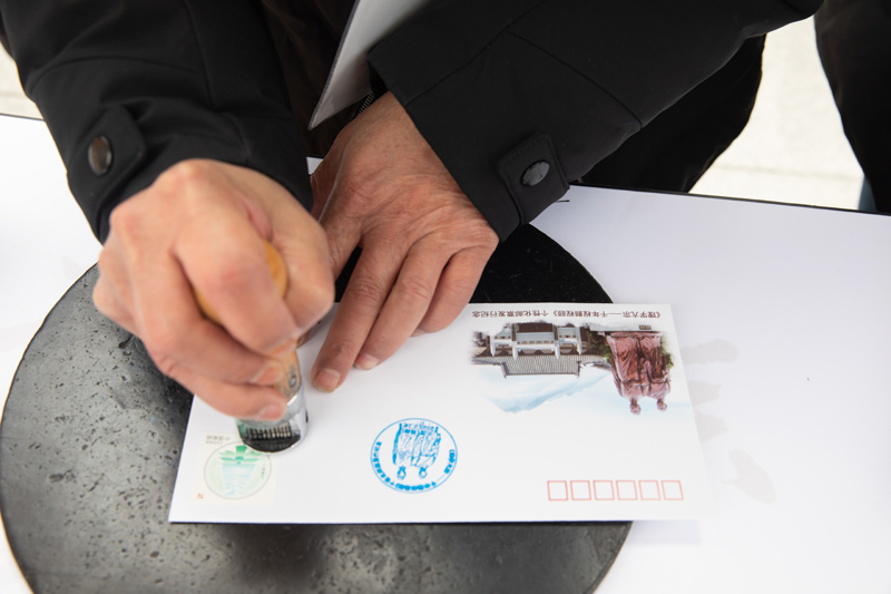 郵迷填寫紀念封。黃宣攝