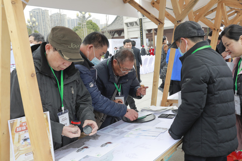 郵迷紛紛填寫紀念封。黃宣攝