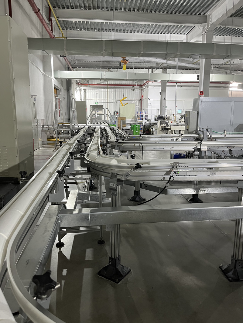 中順潔柔生產(chǎn)線上等待包裝的卷紙。人民網(wǎng) 張雋攝