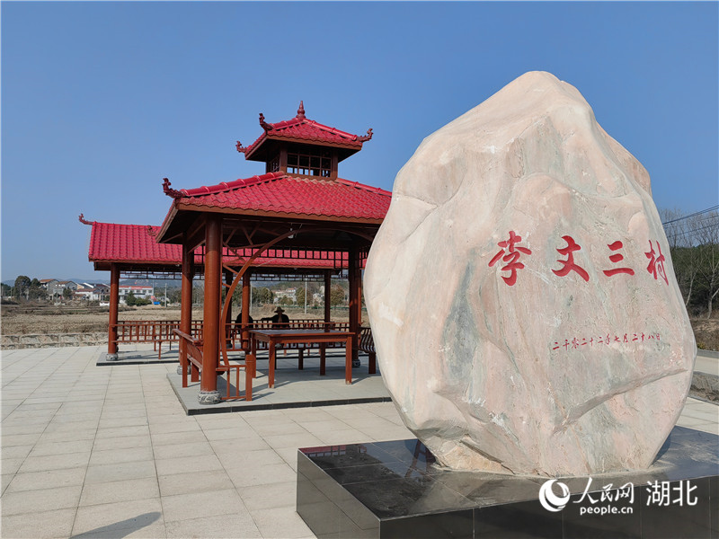 李文三村村民集體籌款修建的涼亭成為村里重要的議事場所。