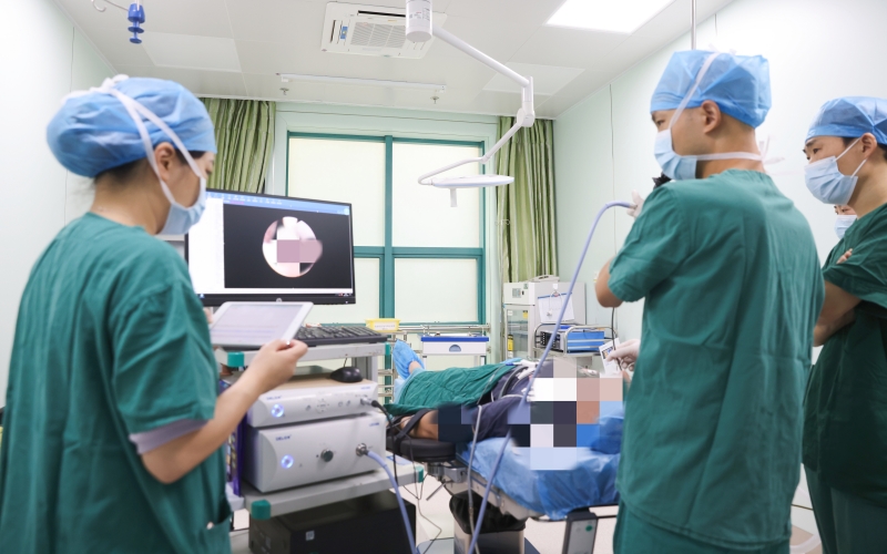 耳鼻喉科醫(yī)生譚健為患者進(jìn)行藥物誘導(dǎo)睡眠上氣道動(dòng)態(tài)內(nèi)鏡檢查。