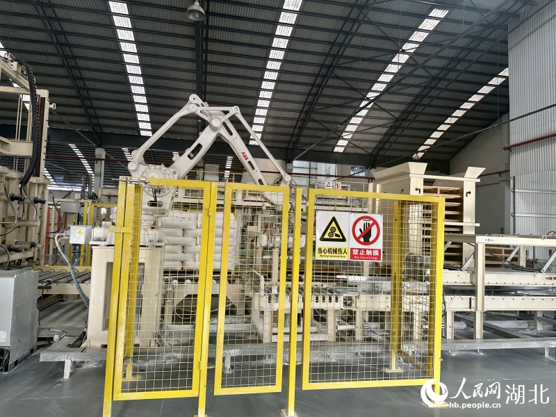 龍佰襄鈦機(jī)器人在自動(dòng)化生產(chǎn)線上作業(yè)。人民網(wǎng) 張沛攝