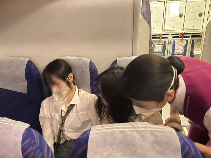 乘務(wù)員對(duì)旅客進(jìn)行救助