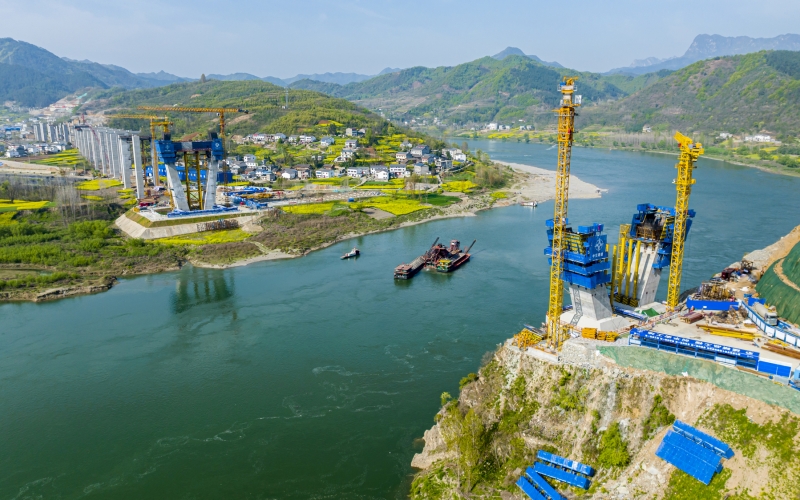十巫北高速建設(shè)全面加快推進(jìn)，目前大橋主墩樁基、承臺全部完成。伍進(jìn)波攝