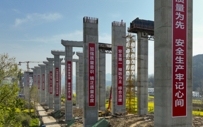 十巫北高速建設(shè)全面加快推進(jìn)，目前大橋主墩樁基、承臺(tái)全部完成。伍進(jìn)波攝