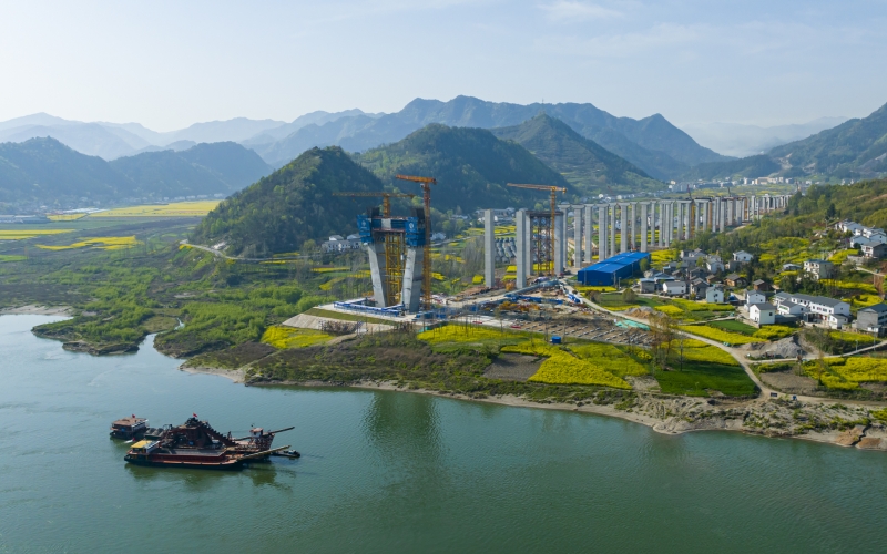 十巫北高速建設(shè)全面加快推進(jìn)，目前大橋主墩樁基、承臺全部完成。伍進(jìn)波攝