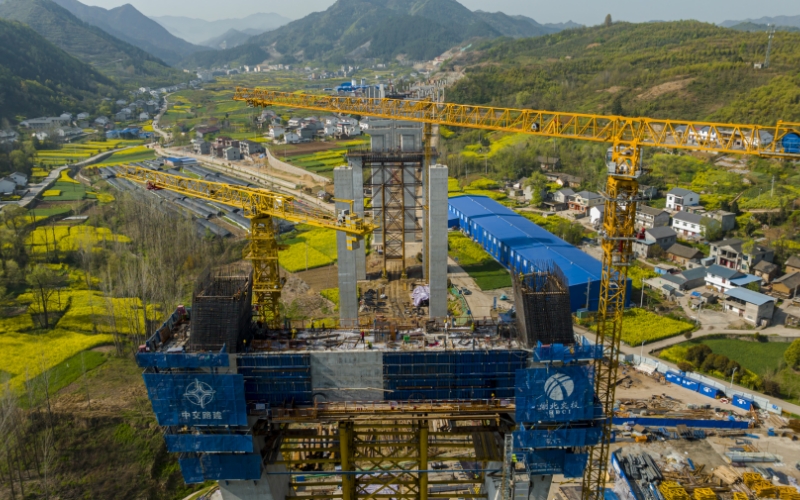 十巫北高速建設全面加快推進，目前大橋主墩樁基、承臺全部完成。伍進波攝