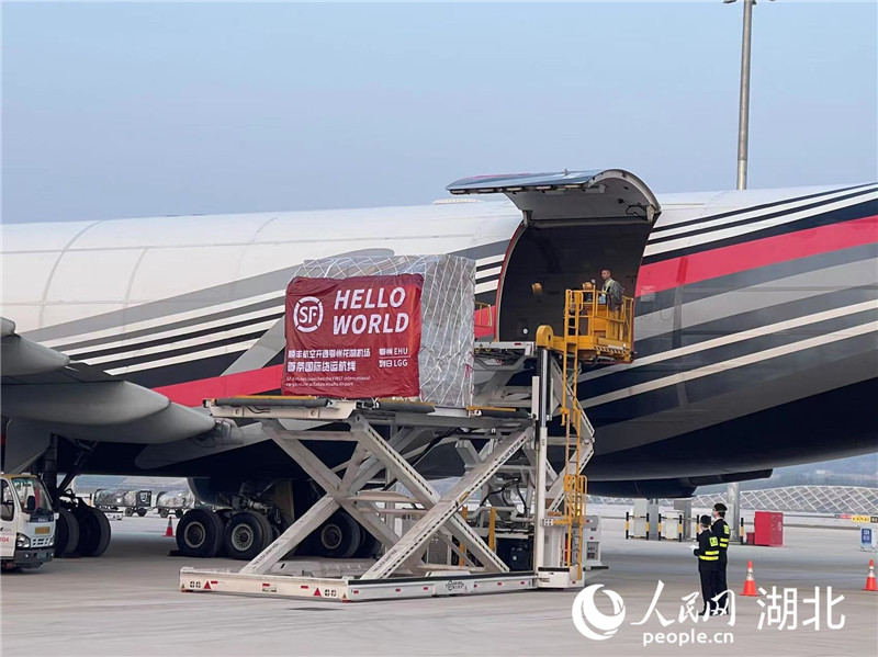 貨物正運(yùn)上飛機(jī)。人民網(wǎng) 周倩文攝