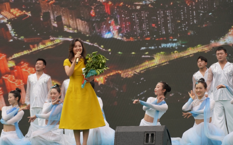 著名歌手云朵手捧橙花深情歌唱。周華山攝