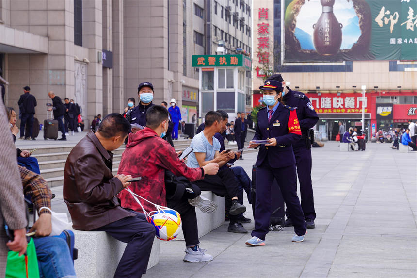 工作人員為過往旅客普及國(guó)家安全知識(shí)。李濤攝