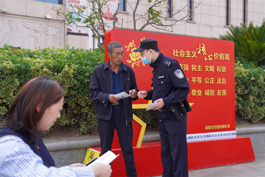 工作人員為過(guò)往旅客普及國(guó)家安全知識(shí)。李濤攝