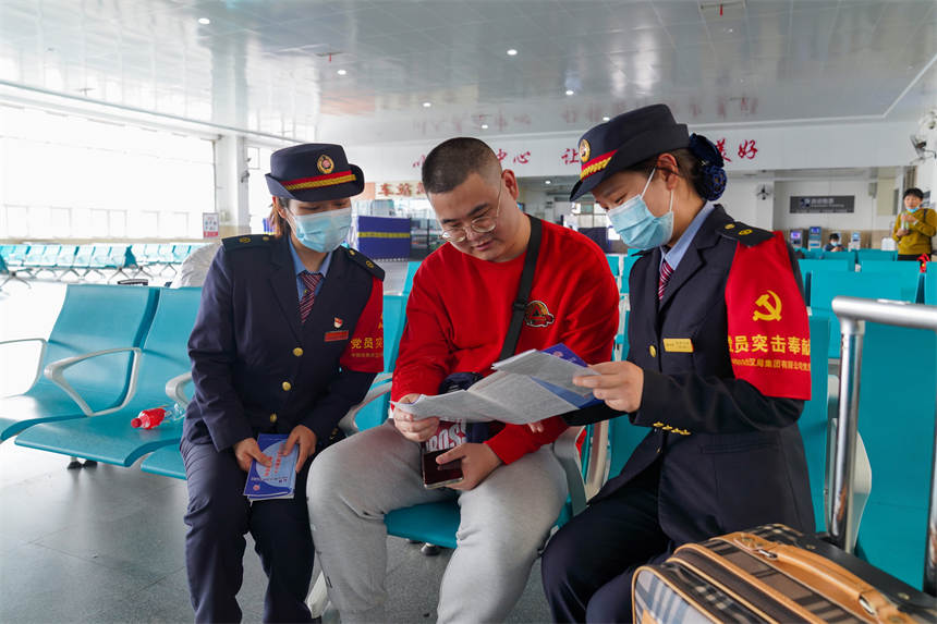 工作人員為過往旅客普及國家安全知識。李濤攝