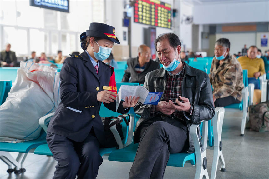 工作人員為過(guò)往旅客普及國(guó)家安全知識(shí)。李濤攝