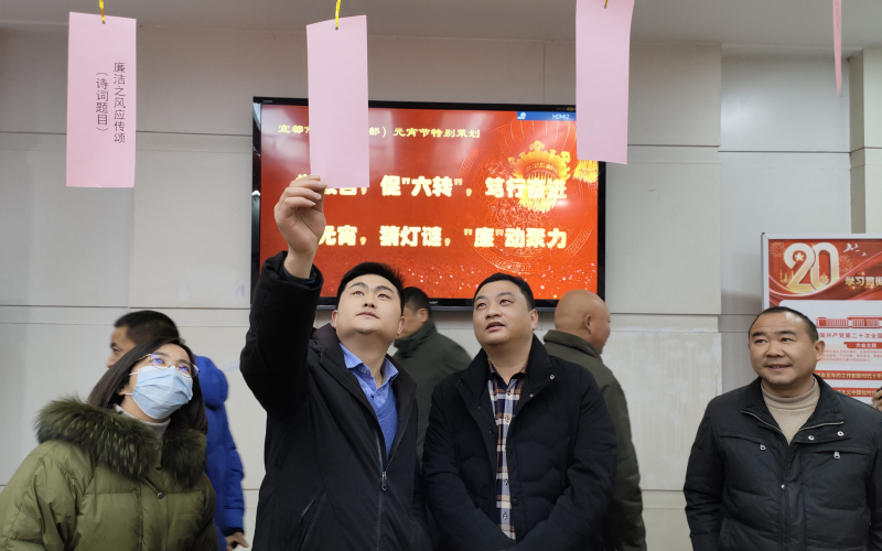 宜都市煙草專賣局黨組班子參加“一下三民”實踐活動“屋場會”。