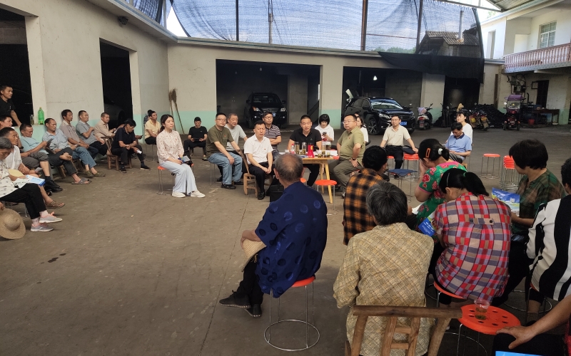 宜都市煙草專賣局黨組書記參與支部重點業(yè)務(wù)工作研討。