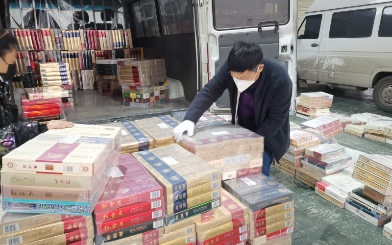 宜都市煙草專賣局機(jī)關(guān)黨員參與“元春”期間卷煙保送。