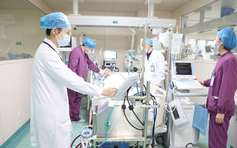 心血管內(nèi)科ECMO小組醫(yī)生許蓓密切監(jiān)測(cè)胡爹爹的病情發(fā)展，調(diào)整ECMO參數(shù)。