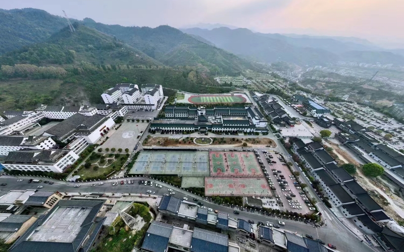 武當(dāng)山國(guó)際武術(shù)學(xué)院。