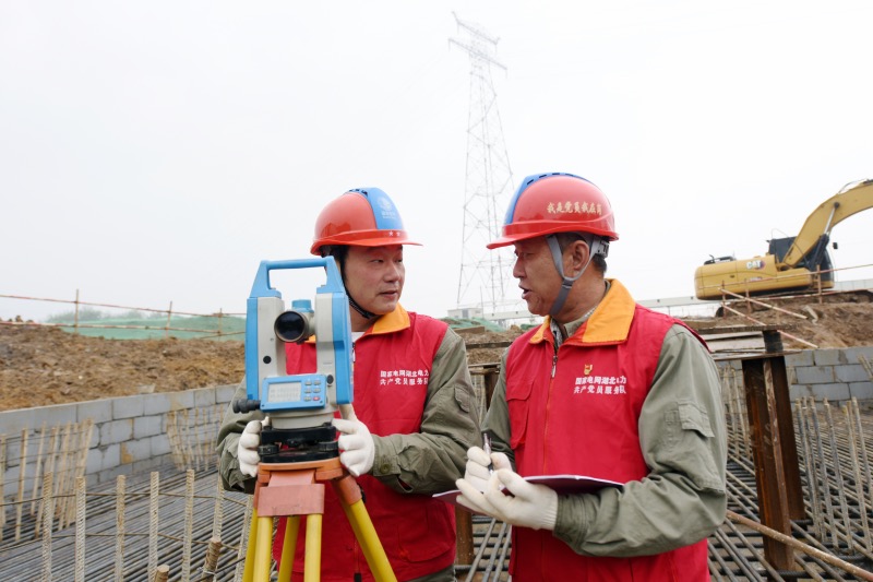 國(guó)網(wǎng)湖北送變電公司施工人員檢查SSN2094號(hào)跨越塔基礎(chǔ)承臺(tái)鋼筋鋪設(shè)質(zhì)量。鄒小民攝