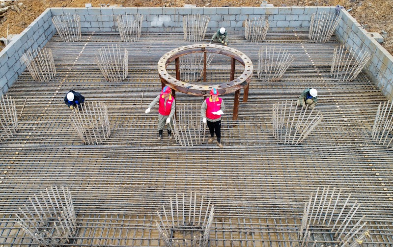 國(guó)網(wǎng)湖北送變電公司施工人員檢查SSN2094號(hào)跨越塔基礎(chǔ)承臺(tái)鋼筋鋪設(shè)質(zhì)量。鄒小民攝