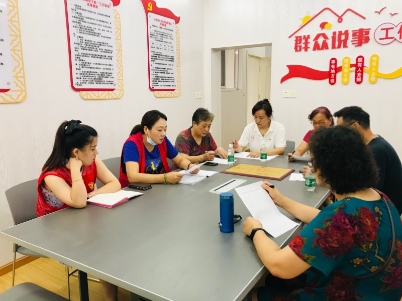 小區(qū)黨支部、業(yè)委會(huì)及居民代表共議小區(qū)路面改造問(wèn)題。丁繡娟攝