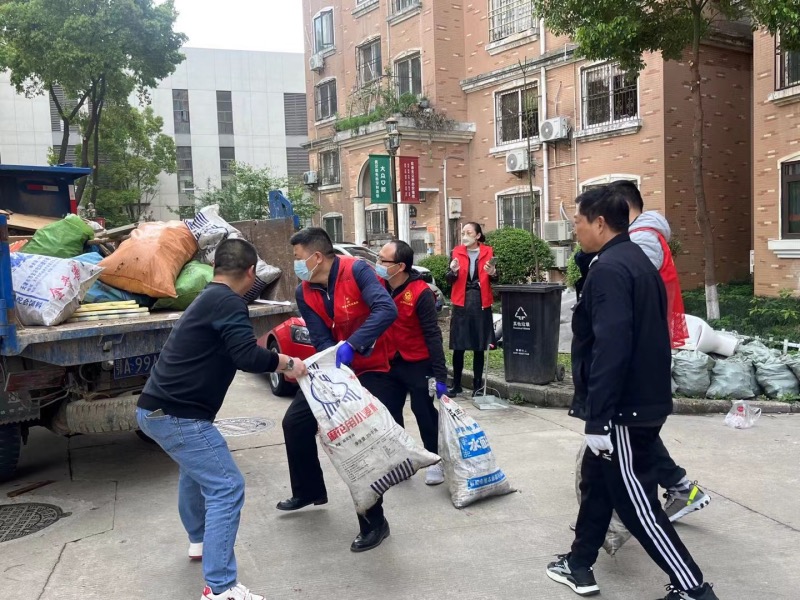 下沉黨員、物業(yè)管理人員、業(yè)委會(huì)成員共同解決小區(qū)內(nèi)樓道堆物問(wèn)題。馮晨攝
